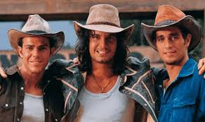 La historia de amor y desamor de tres hermanos que se enamoran de las tres hermanas de su familia rival, es aderezada con una buena dosis de melodrama, seducción, comedia y una banda sonora inolvidable. Ver Pasion De Gavilanes En Vivo Por Internet Tvcanaleshd Com