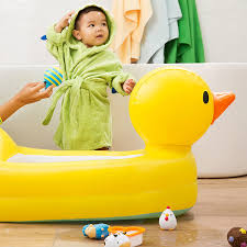 Debating which bathtub or bath seat is best for your baby? Munchkin Duck Baby Bath With White Hot Heat Sensor Amazon De Baby