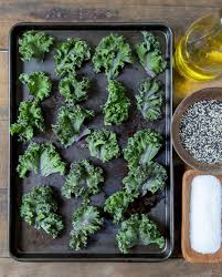 Chips De Kale Pour 6 Personnes Recettes Elle A Table Recette Chou Kale Recette Recette Choux Kale Recette