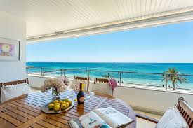Durch die möglichkeit, die immobilie an diesem sehnsuchtsort durch eine vermietung mit anderen urlaubern zu teilen, handelt sich der kauf eines solchen ferienhauses. Erste Meereslinie Immobilien Auf Mallorca Haus Am Meer Kaufen In Mallorca