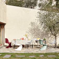 In the early sixties, the danish designer verner panton together with the vitra development team, realized an idea which had preoccupied him for many years by producing a plastic chair from a single moulding. Vitra Panton Chair New Dimensions Ambientedirect