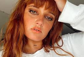 With millions of views on youtube it has followed a meteoric path since its debut, affirming itself as one of the greatest references not only in the digital universe but in contemporary national music. Blitz A Foto De Carolina Deslandes Aos 15 Anos Sim Toda A Gente Me Chamava Hermione