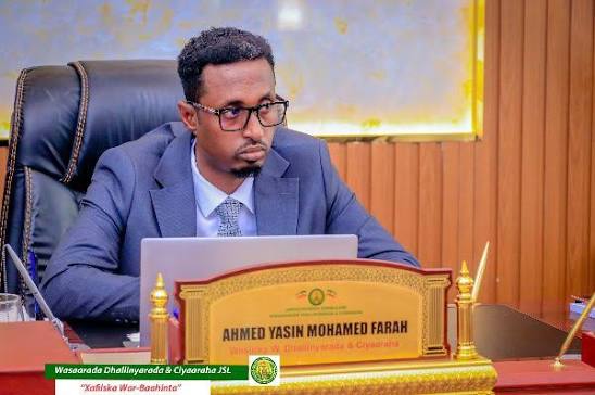 Wasiirka Wasaaradda Dhallinyarada iyo Ciyaaraha JSL Md, Axmed-yasin Maxamed Faarax iyo Agaasimaha Guud Md, Cabdirashiid Caydiid Yaasiin,