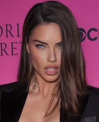 Adriana Lima In 2020 Adriana Lima Beauty Brunette Beauty