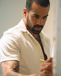 We're excited to introduce Raymond Jac Martin, a multidisciplinary artist  and the co-founder of Art Of Connection. Originally from Cuba and now based  in Dubai, Raymond's creative journey spans a wealth of