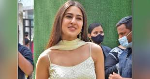 Sara ali khan, bekannt aus kedarnath, love aaj kal, simmba. Sara Ali Khan Gets In A Heated Conversation With Her Bodyguard For Pushing A Pap Says Dhakka Mat Dijiye