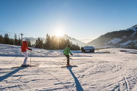 The gstaad super ski region whisks skiers and snowboarders uphill via 53 lifts—10 gondolas, four trams, 17 chairlifts and 22 surface lifts—which accesses 136 miles spread over 103 pistes. Skigebiet Gstaad Uberblick Informationen Skifahren Gstaad