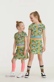 De zoete zusjes zijn heerlijk buiten aan het spelen, maar dan ineens zien ze wat op het dak liggen.een schoen!! De Zoete Zusjes By Wehkamp Jurk Met All Over Jungle Print Groen Geel Blauw Wehkamp