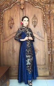 Untuk datang ke salah satu tempat pernikahan ini anda mungkin mempunyai keinginan untuk menggunakan dress panjang batik. 30 Baju Dress Batik Kombinasi Brokat Modern Untuk Pesta