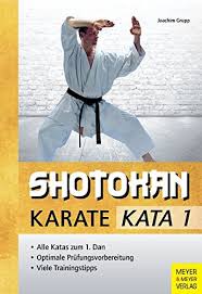 Karate kata are executed as a specified series of a variety of moves, with stepping and turning, while attempting to maintain perfect form. Shotokan Karate Teil Kata 1 Von Grupp Joachim Kart 2015 Hubner Einzelunternehmen