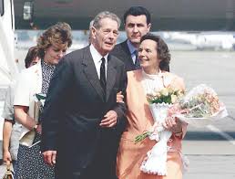 În 1949, cei doi s/au mutat la lausanne şi apoi în anglia, unde au locuit până în 1956. Inmormantare Cu Onoruri Militare Dar Fara Regele Mihai Ziarul National