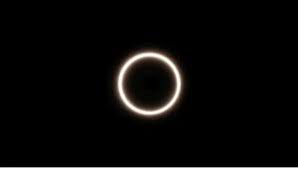 Gerhana matahari terjadi saat posisi bulan berada diantara bumi dan matahari dalam satu garis lurus. Beda Cincin Beda Gerhana Rumah Pengetahuan