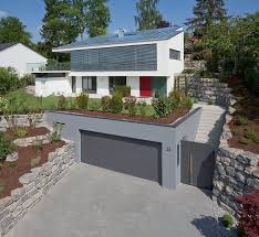 Das Parallel Zum Hangverlauf Um 17 Ebenfalls Nach Suden Geneigte Pultdach Ist Vollflachig Mit Einer Photovoltaik Anlage B Haus Hanglage Architektur Haus Bauen