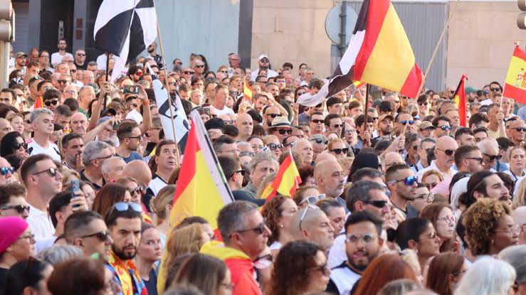 Miles de ceutíes se manifiestan contra el abandono del Gobierno gritando "¡ Ceuta es España!" y "¡Sánchez dimisión!" - Libertad Digital