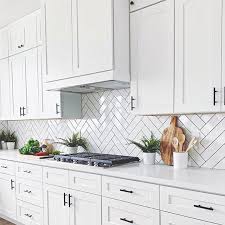 Granite comes in a wide variety of stunning colors and patterns, and while perfectly pairing it with the right backsplash might sound easy, there should be some strategy involved. Lookbook Backsplash 1000 Kitchen Backsplash Trends Herringbone Tiles Kitchen Kitchen Design
