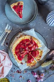 kasekuchen mit zitrone himbeer rhabarber kompott und shortbread knusperstubchen rezept lebensmittel essen rezepte kuchen