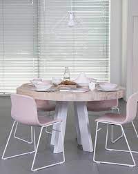 roze stoeltje en een ronde tafel pure romance tafel tafel rond hout ronde eettafel