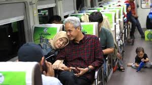 Ganjar pranowo, politikus pdi perjuangan yang kini menjabat sebagai gubernur jateng menceritakan masa lalunya yang. So Sweet Istri Tertidur Lelap Di Bahu Ganjar Pranowo Halaman All Pos Kupang