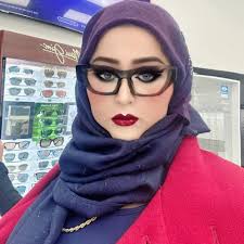 Ruqayyah bint Muhammad ﷺ had been given in marriage to 'Utbah, the son of  Abu Lahab. Soon after, Surat al-Lahab was revealed in which the Prophet's ﷺ  uncle was condemned. Furious, Abu