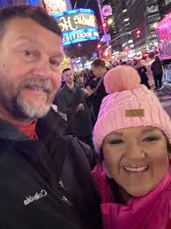 Can someone turn this into a Christmas picture?