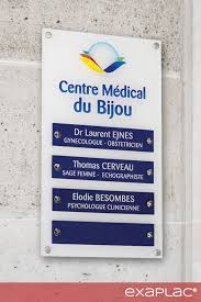 Support Multi Plaques De Centre Medical Fond En Plexiglas Avec Impression En Quadrichromie Du T Plaque Professionnelle Psychologue Clinicienne Centre Medical