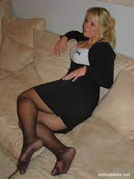 Hausfrau in Strumpfhose auf der Couch - Deine Nylon Bilder Galerie