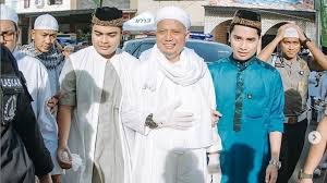 Sempat ditentang ibu kandung dan keluarga besar, muhammad alvin faiz sebut nikah mudanya berkat istiqoroh ustaz arifin ilham. Bongkar Aib Alvin Faiz Larissa Chou Singgung Status Anak Ulama