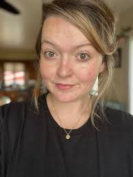 Natural makeup capsule for glowing skin