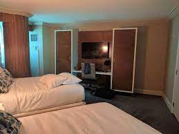 There are differences between the queen and the king suite, one of which i. Double Queen Room In The 2 Bedroom Suite Picture Of Mandalay Bay Resort Casino Las Vegas Tripadvisor