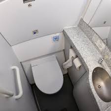 Airbus a400m engines thanks to its cutting edge technologies, such as its four exclusive euro prop international (epi) tp 400 turboprops, the airbus a400m is actually able to fly ranges up to 4,800 nm / 8,900 km, at a visiting elevation up to 37,000 ft (11,300 m), and at a speed of up to mach 0.72, very identical to that of a turbofan operated airlifter. Toiletten Drama In 12 000 Metern Hohe Jet Muss Ausserplanmassig Landen Stern De