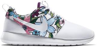 Juxtaposed against a white lightweight phylon midsole unit to complete its bold, yet simplistic design, find this roshe run now from select nike stockists. Nike Roshe Run Pattern Flower 64 Remise Www Muminlerotomotiv Com Tr