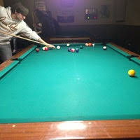 Si disputa sul tavolo da biliardo di misure 284 x 142 cm senza buche (detto anche tavolo internazionale), lo stesso utilizzato per la specialità della carambola. Accademia Del Biliardo Pool Hall