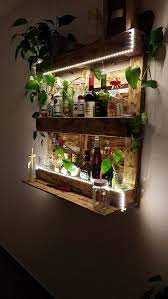 un grand rack de bricolage avec eclairage integre un eye catcher dans chaque diy decor de maison et de chambre diy pallet shelf pallet diy diy pallet projects