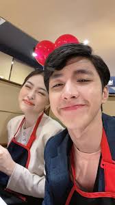 Bình An ngơ ngác bật ngửa khi Phương Nga mặc hở lên thảm đỏ