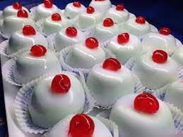 Le minnuzze di sant`agata sono dei deliziosi dolcetti di ricotta e pan di spagna ricoperti da una golosissima pasta di mandorla e una glassa di zucchero. Saint Agatha S Breasts Recipe Or Minne Di Sant Agata La Villa Giardini Naxos