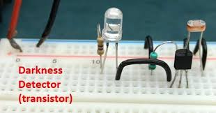 دائرة الكترونية لحساس الظلام باستخدام الترانزستور electronic bubble electronic circuit projects electronics projects transistors