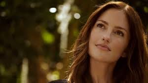 Minka kelly was born in los angeles, california and she is the only child of former aerosmith guitarist, rick dufay, and maureen kelly, an exotic dancer and single mother, who often moved with her daughter to different communities before settling in albuquerque, new mexico, by the time minka was. Who Is Daughter Cara In The Beach House Hallmark Movie