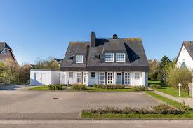 Traumhafte ferienwohnungen für ihren urlaub auf sylt auf rund 99 quadratkilometern fläche vereint die nordseeinsel sylt wunderschöne naturlandschaften, friesische kultur und mondäne urlaubsorte zu einem unverwechselbaren urlaubsziel.38 kilometer strand entlang der westküste und über 13.000 strandkörbe versprechen einen traumhaften badeurlaub. Dachgeschosswohnung In Wenningstedt Braderup Sylt 53 M