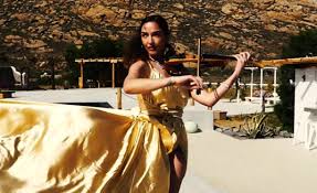 Μύκονος: Το σενάριο ήθελε και βιολί