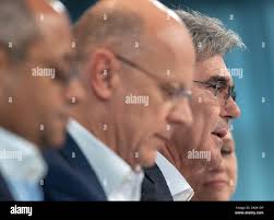 Joe kaeser l hi-res stock photography and images