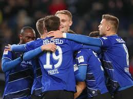 Aktuelle news vom hünfelder sportverein 1919 e.v. 2 Liga Hsv Und Stuttgart Nach Bielefelder Auftaktsieg Unter Druck News Esslinger Zeitung