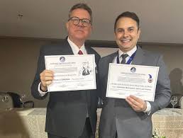 Recebendo da Academia Maceioense de Letras a Comenda Monsenhor José Luís  Soares.