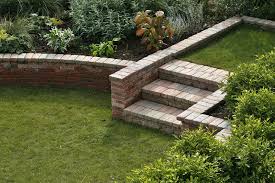 En vue de retenir la terre de votre terrain en pente, il convient de mettre en œuvre un tel concept exige souvent la création d'un escalier qui, en plus de permettre de descendre facilement en bas du jardin, sert d'élément décoratif. 18 Solutions Pour Creer Un Escalier Exterieur