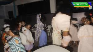 Mwenyekiti wa kamati ya umoja wa mashirikisho ya sanaa tanzania, kimela billa, ameutaka uongozi wa shirikisho la muziki tanzania, kumchukulia hatua ya kinidhamu, msanii wa muziki wa mduara, zuwena mohamed 'shilole' kwa kosa la kukiuka. Download Chura Avuliwa Nguo Hadharani Avalishwa Dela Jipya Mp4 Mp3 3gp Naijagreenmovies Fzmovies Netnaija