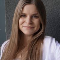 Charlotte Straub's Instagram, Twitter & Facebook