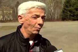 VIDÉO] Il part avec une église et saccage un cimetière