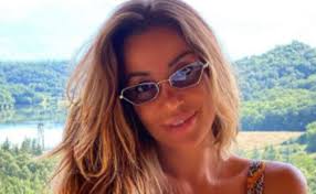 Rosaria cannavò è in attesa di sbarcare come nuova naufraga dell'isola dei famosi 2021, probabilmente un matrimonio, celebrato in sicilia, il cui sfarzo è rimasto nella memoria degli invitati. Cm 5zahhuvwckm