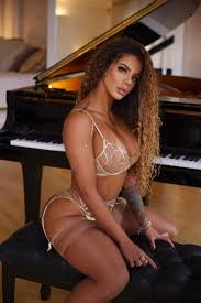 Musa do OnlyFans exibe pintura corporal da Seleção em ruas de Londres |  Esporte | O Dia