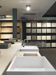 Coblonal Interiorismo Showroom Pavimentos Y Revestimientos Azul Acocsa Piedra Porcelanicos Parque Madera Lavamanos In 2019 Showroom Interior Design Tile Showroom Bathroom Showrooms