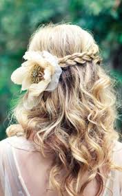 Simplement bouclés, une mèche à peine relevée sur le côté, ou demi queue originale, j'ai recherché pour vous 10 idées de. Coiffure Mariee Cheveux Longs 21 Idees Pour Votre Jour Special